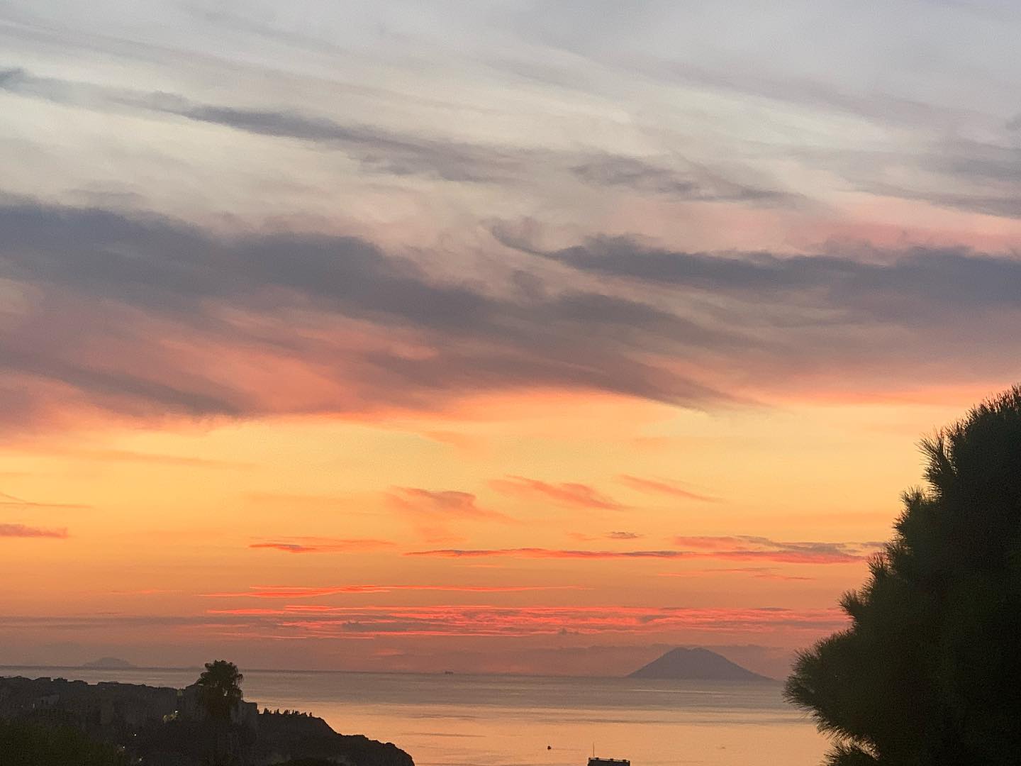 #sunset #sunsetphotography #sunsetlovers #sunshine #sunsets #sunset_pics #tropea #parghelia #isoleeolie #seaview #beautifuldestinations #beautiful